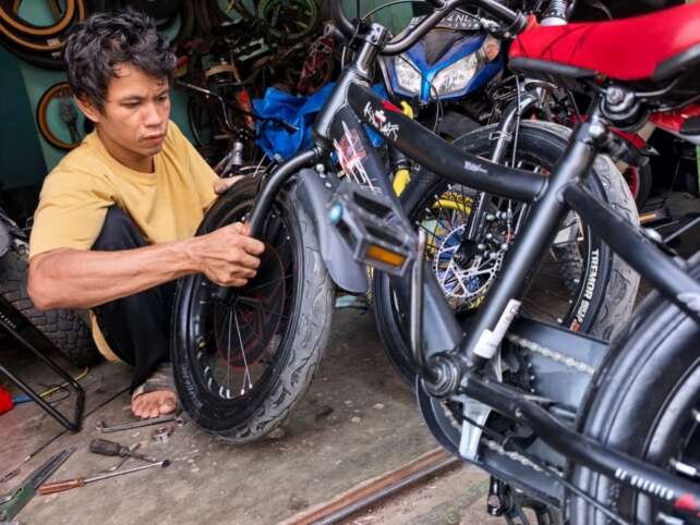 Meneruskan usaha bengkel warisan bapak, Awan menjadi sahabat para pesepeda di sekitar Labuan Ratu, Bandar Lampung. (Foto: Notis.co.id)