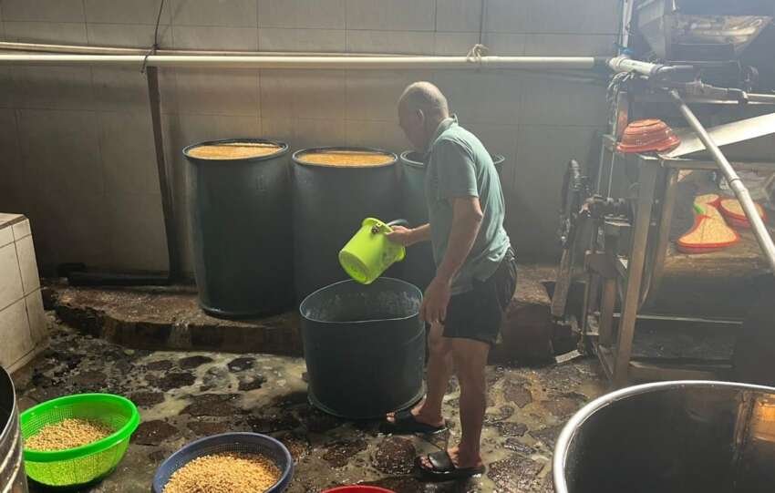 Soemantri, salah satu pengrajin tempe di Kelurahan Surabaya, Kedaton, Bandar Lampung, mengaku harga pembelian tempe untuk program Makan Bergizi Gratis terbilang rendah.