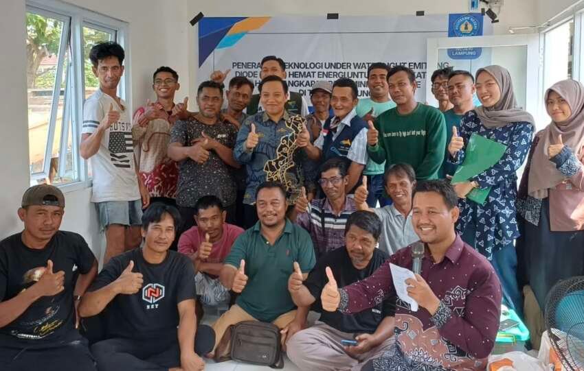 Polinela kenalkan teknologi Underwater Light Emitting Diode atau U-LED pada POKMAS Masyarakat Pesisir Wilayah Keteguhan.