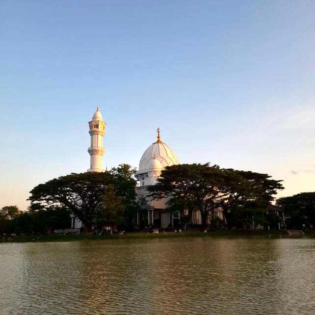Masjid Safinatul Ulum UIN Raden Intan berhiaskan telaga nan tenang.