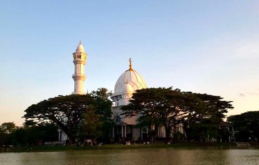 Masjid Safinatul Ulum UIN Raden Intan berhiaskan telaga nan tenang.